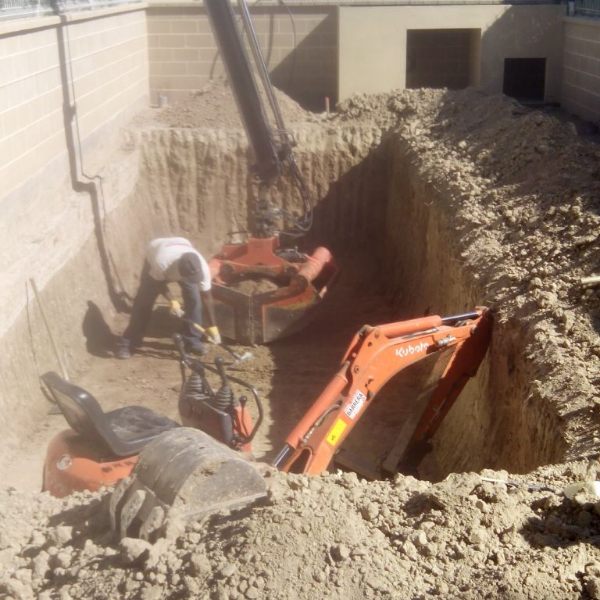 Trabajador en excavación